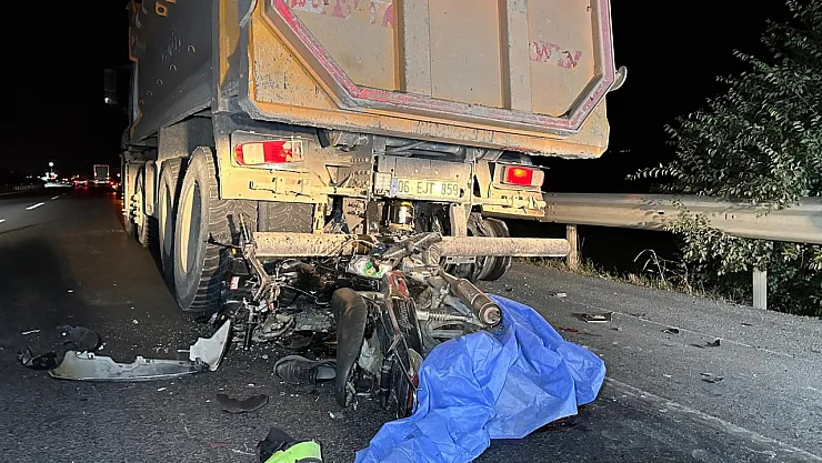 Motosiklet Sürücüsü Kamyona Arkadan Çarptı: 1 Ölü