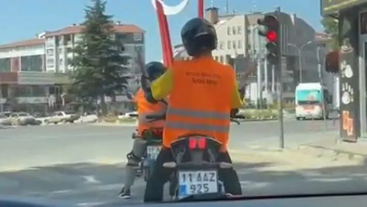 Motosiklet Sürücüsünün Müzik Eşliğinde Dans Ettiği Renkli Anlar Kamerada