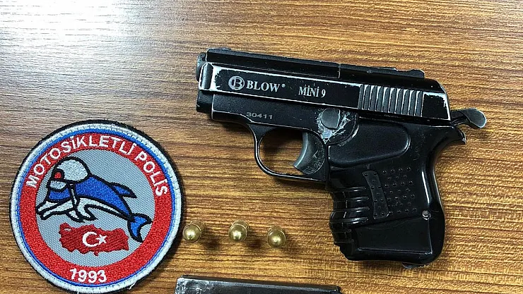 Motosikletli polis timleri ruhsatsız tabancalar ele geçirdi
