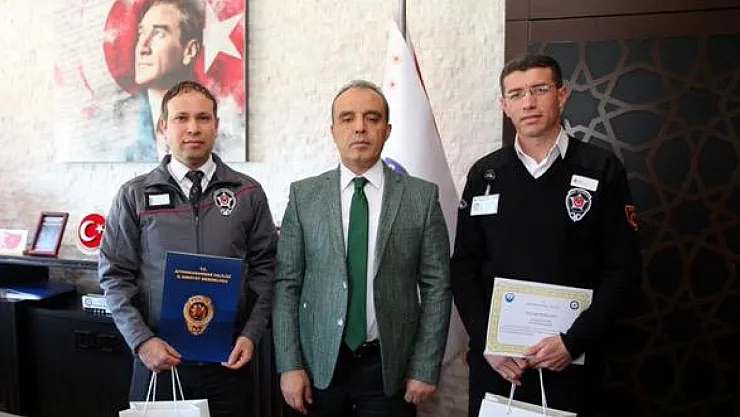 Müdür Erol, Güvenlik Görevlilerine Belge Takdim Etti