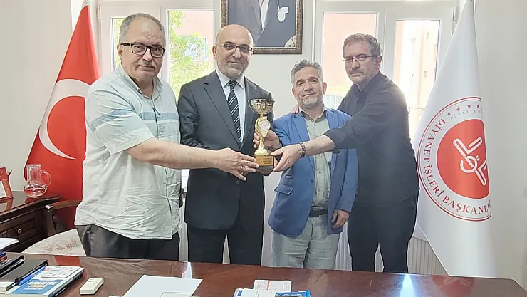 Müftü İmamoğlu'na Kupa Takdim Ettiler