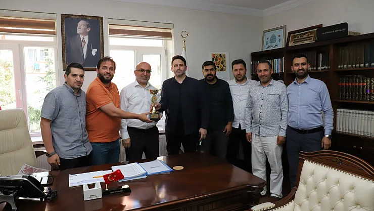 Müftü İmamoğlu'na Kupa Takdim Ettiler