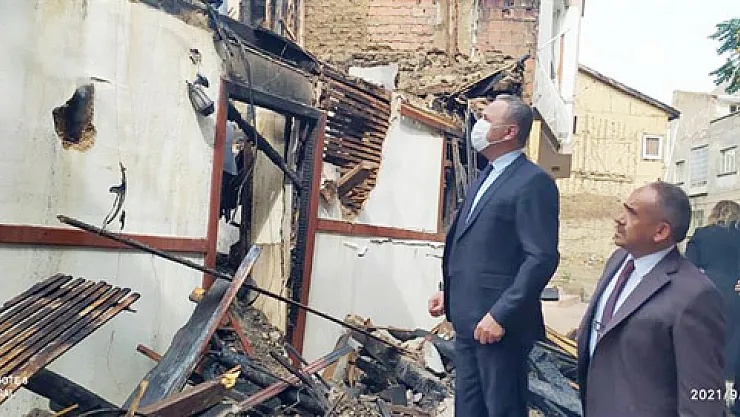 Müftü Kazancı, yanan tarihi konakta incelemelerde bulundu