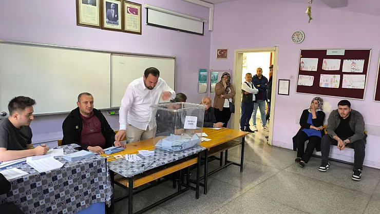 Muhtar Olamayan Eşinin Yerine Muhtar Seçildi