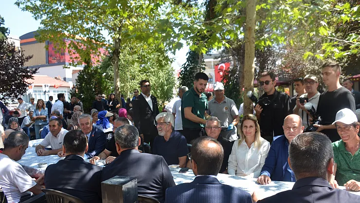 Muhtarlar 30 Ağustos'ta Bin 500 Kişiye Aşure Dağıttı