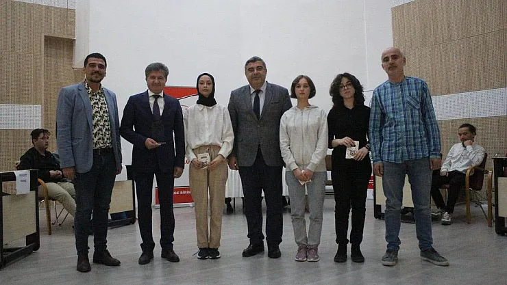 Münazara müsabakalarının şampiyonu Süleyman Demirel Fen Lisesi