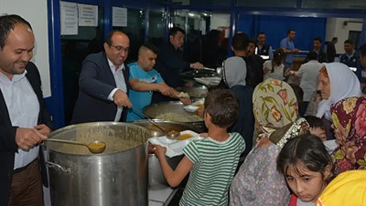 Mustafa Çöl, ilk iftarı vatandaşlarla yaptı