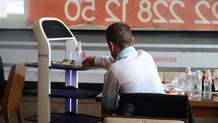 Müşteriler Bu Restorana Robot Garson Şef'i Görmek İçin Geliyor