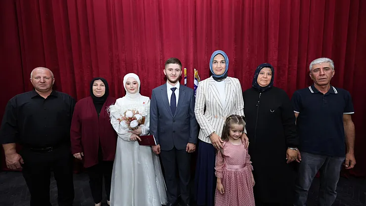 Mutlu Günlerinde Yalnız Bırakmadı