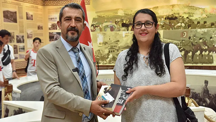 Müze Kart Ve Kitaplar Hediye Edildi