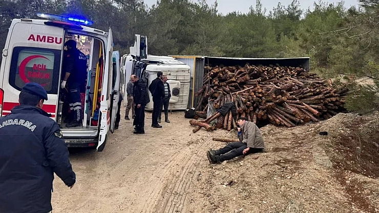 Odun Yüklü Kamyon Devrilirken, 3 Kişi Yaralandı