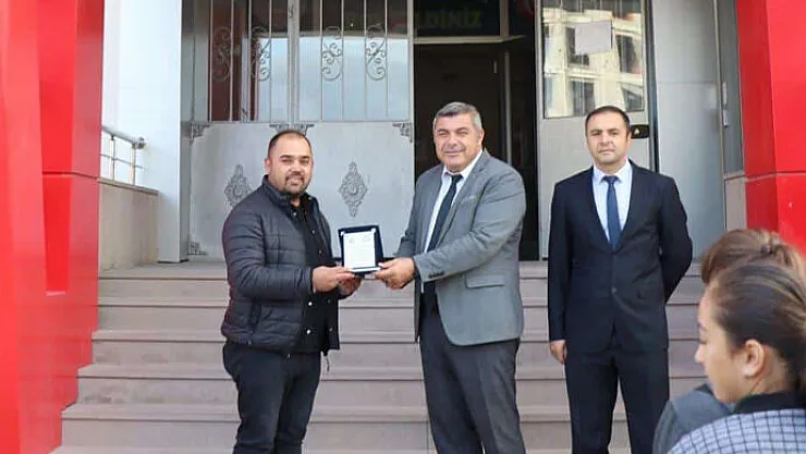 Öğrenciler için her sabah trafiği durduran muhtara teşekkür plaketi