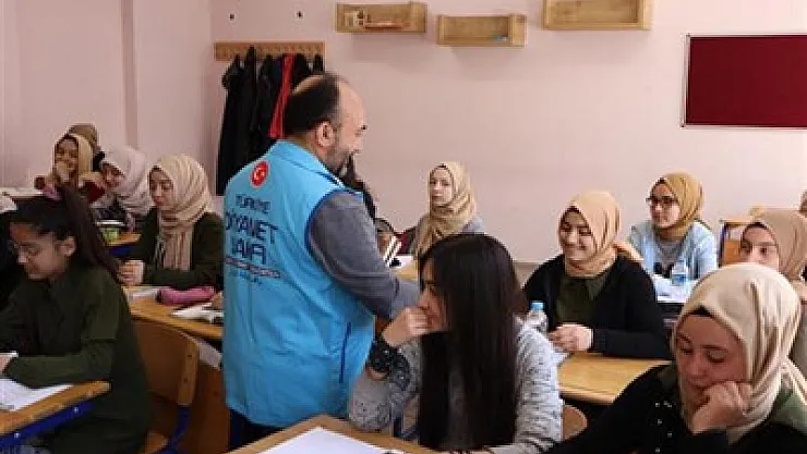 Öğrencilere 500 adet Kur'an-ı Kerim dağıtıldı
