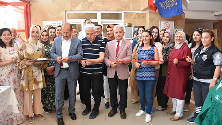 Öğrencilerin el sanatları sergileniyor