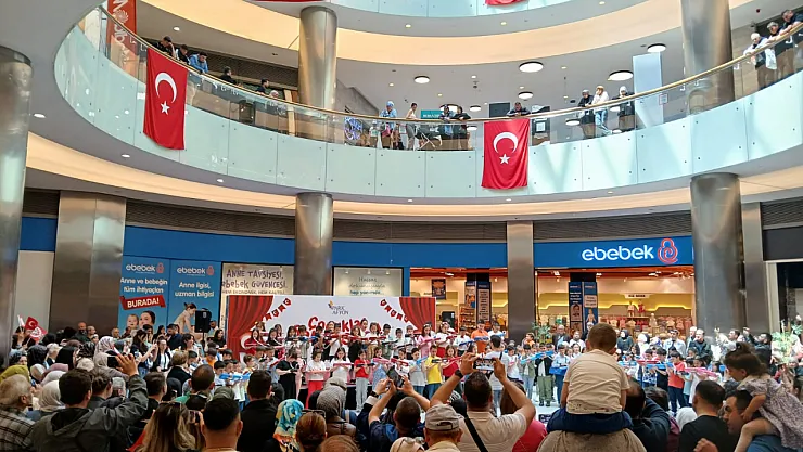 Öğrencilerin Gösterisi Büyük Alkış Aldı