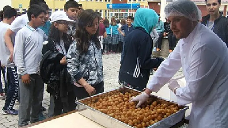 Öğretmen lokma dağıttı – Kocatepe Gazetesi