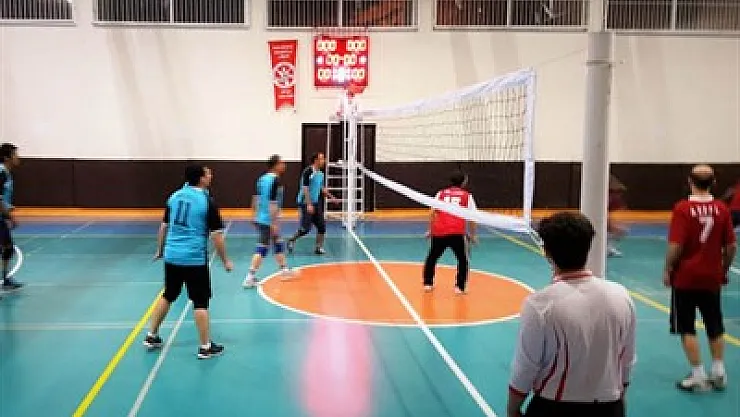 Öğretmenevi Bahar Voleybol Turnuvası sürüyor