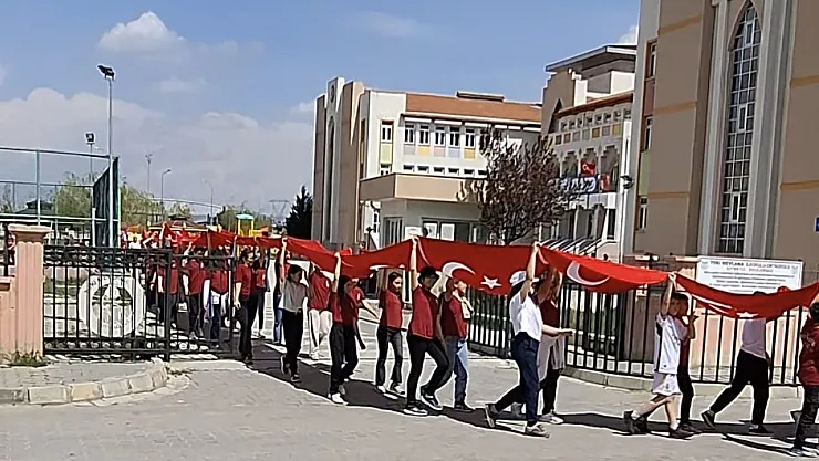Öğretmenler Ve Öğrenciler, 23 Nisan İçin Yürüdü