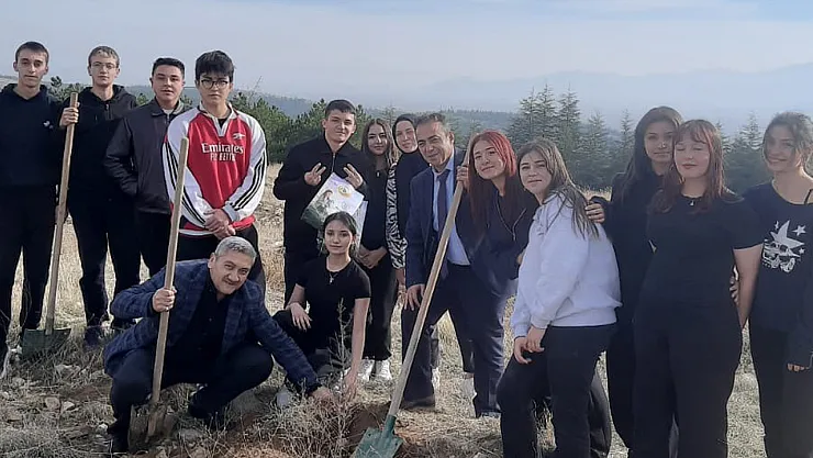 Öğretmenler Yeşil Vatan İçin Fidanlar Dikti
