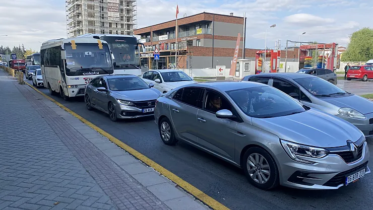 Okulun İlk Günü Uzun Araç Kuyrukları Oluştu