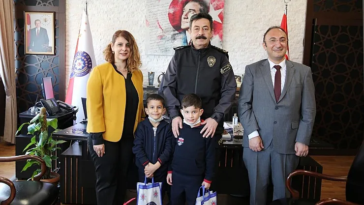 Okuma yazma öğrenen minikler ilk mektuplarını 'Müdür Amcalarına' yazdılar