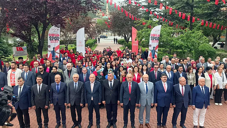 Önce Çelenk, Sonra Yürüyüş