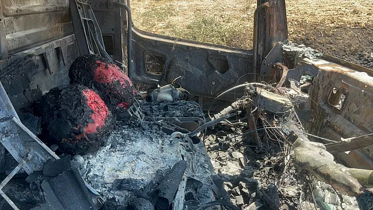 Orman Yangınından Geriye Alevlerin Erittiği Karpuzlar Ve Simsiyah Baret Kaldı