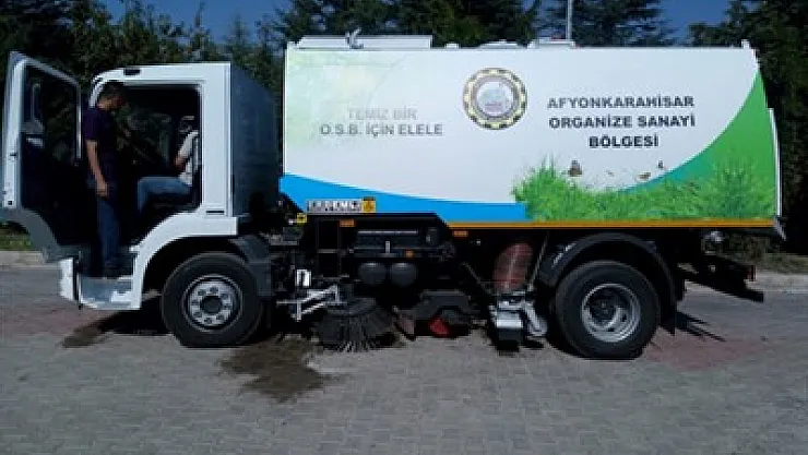 OSB’de yol süpürme aracı hizmette