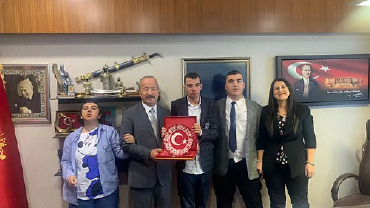 Otizmli çocuklar, Milletvekili Taytak'ı TBMM'de ziyaret etti
