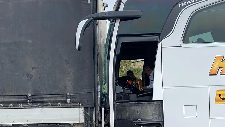 Otobüsle Kamyon Çarpıştı: 5 Yaralı