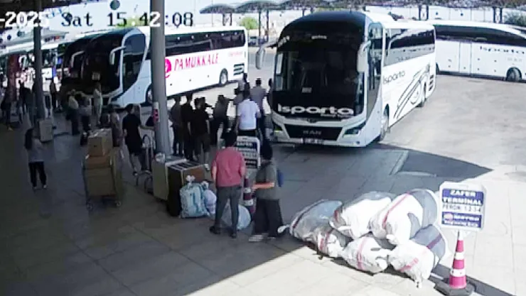 Otobüsün Rötarına Sinirlendi Firma Çalışanına Silah Doğrulttu