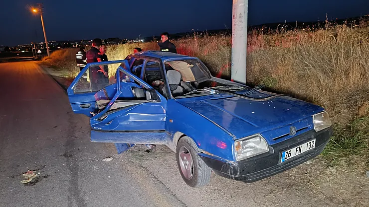 Otomobil Aydınlatma Direğine Çarpıp Takla Attı: 4 Yaralı