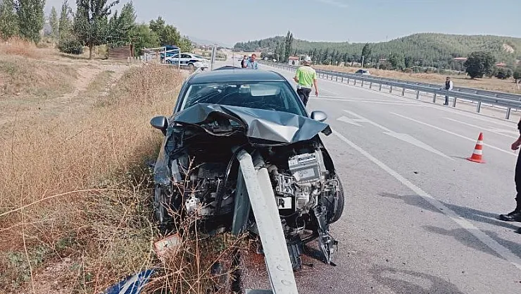 Otomobil bariyerlere saplandı: 2 yaralı