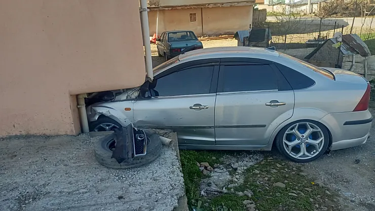 Otomobil Binaya Girdi, 4 Kişi Yaralandı