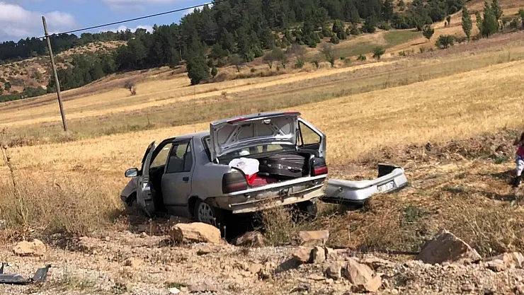 Otomobil tarlaya uçtu: 3 yaralı