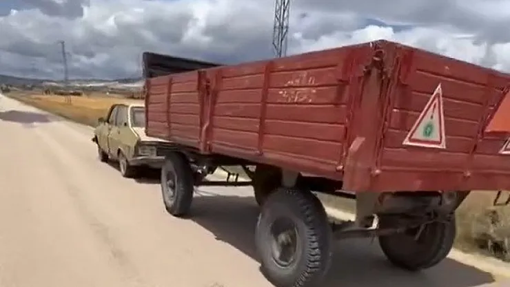 Otomobile Gelişigüzel Bağlanan Traktör Römorku Trafiği Tehlikeye Düşürdü