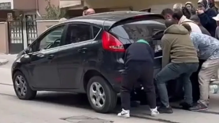 Otomobilin Altında Kalan 8 Yaşındaki Çocuk Yaralandı