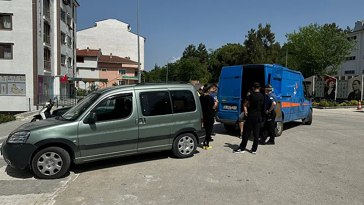 Otomobiliyle Geri Manevra Yapan Sürücü Yayaya Çarptı: 1 Kişi Yaralandı