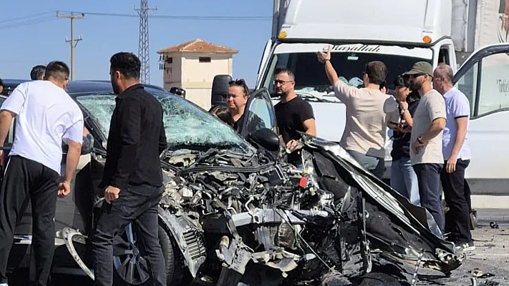 Otomobille Kamyonet Çarpıştı: 1'i Ağır 5 Yaralı