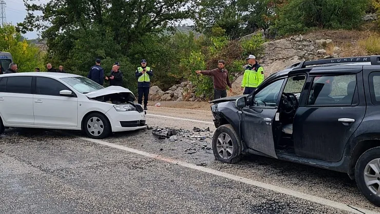 Otomobillerin Çarpıştığı Kazada 2 Kişi Yaralandı