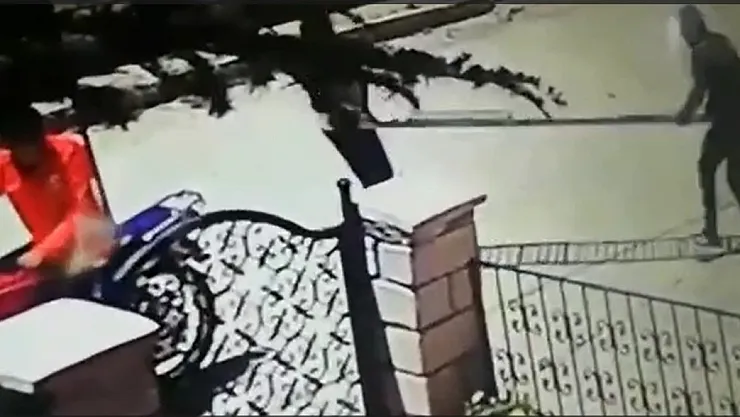 Otopark girişindeki demir mazgalı saniyeler içinde çaldılar