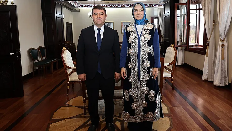 Özbekistan Heyeti, Vali Yiğitbaşı'na 'Çapan' Takdim Etti