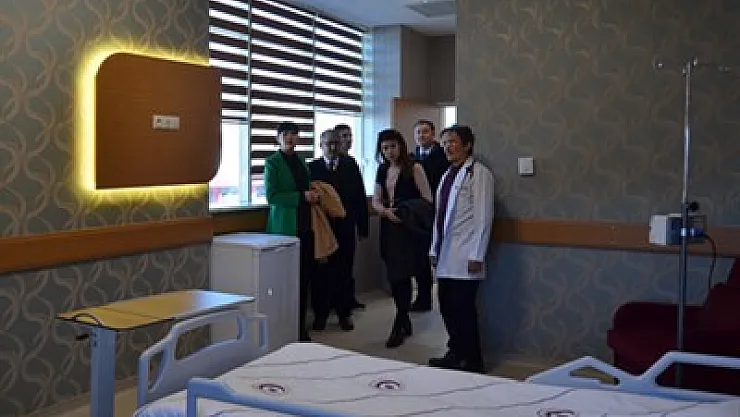 Özbekistanlı turizmciler AKÜ Hastanesi'ni incelediler