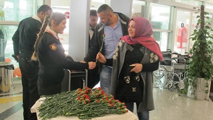 Özdilek'te kadınlara karanfil – Kocatepe Gazetesi