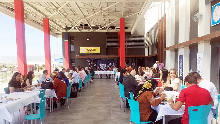 Özel Afyon Girne Koleji çalışanlarına tanışma kahvaltısı
