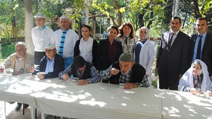 Özgül Termal, yaşlıların gönlünü aldı