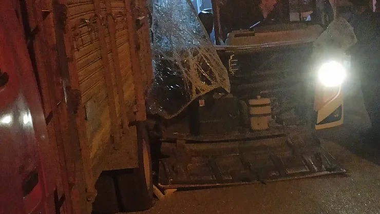 Park Halindeki Kamyona Arkadan Çarpan Otobüsün Boş Olması Faciayı Önledi
