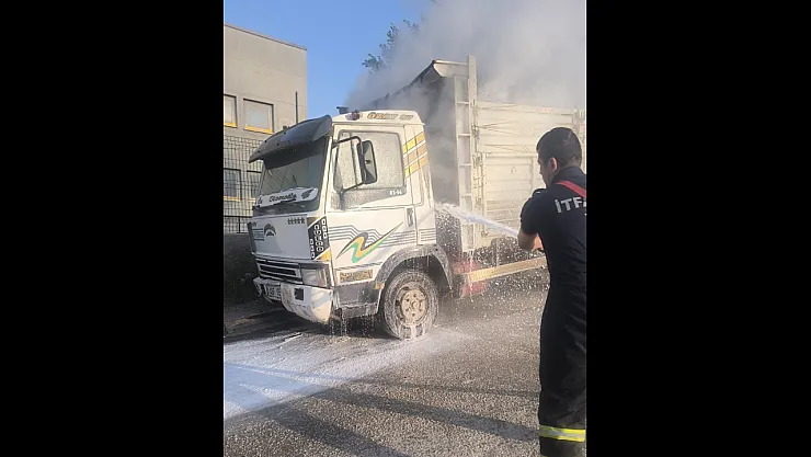 Park Halindeyken Yanmaya Başlayan Kamyonet Kısa Sürede Söndürüldü