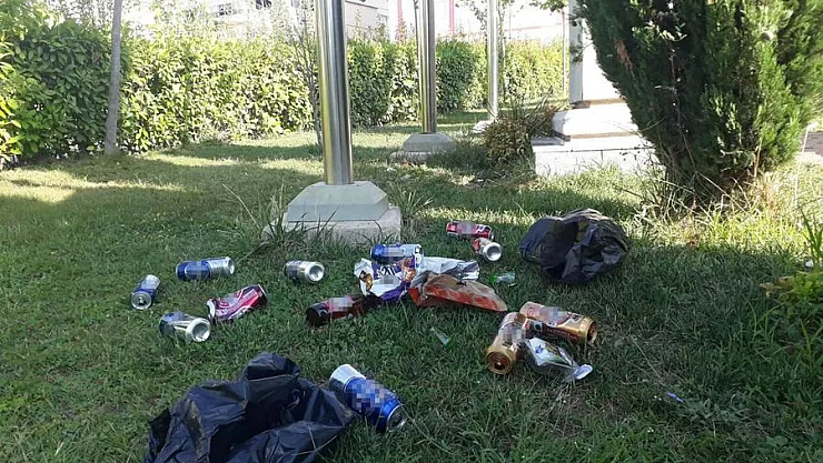 Parklarda Bırakılan Çöplere Tepki Yağdı
