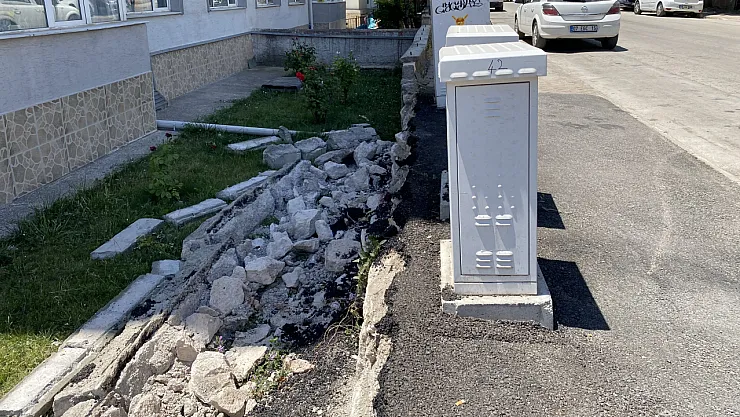 Pazarcıların Kaldırıma Park Ettiği Kamyonlar Nedeniyle Bahçe Duvarı Yıkıldı